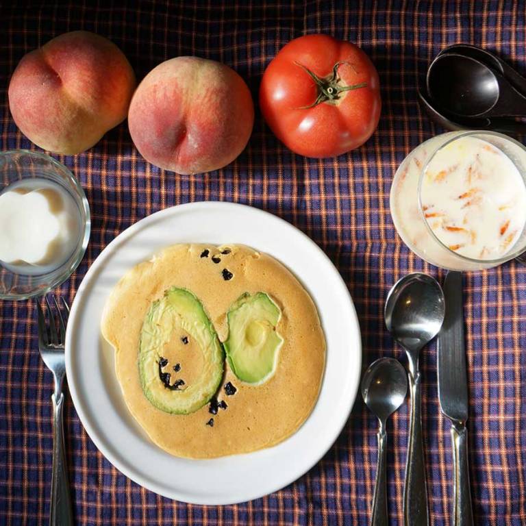 朝ごはん　アボカド　ブルーベリー　パンケーキ BREAKFAST