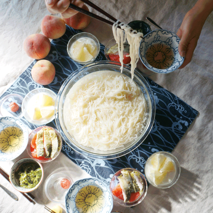 朝ごはん = 冷やしそうめん、しめさばトマト、めかぶ、グレープフルーツ　トッピング　ヨーグルト
