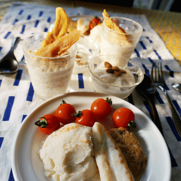 朝ごはん = チルド オーツ ドライマンゴー トッピング、笹かま、マッシュド ポテト、ミニトマト、ヨーグルト アーモンド トッピング