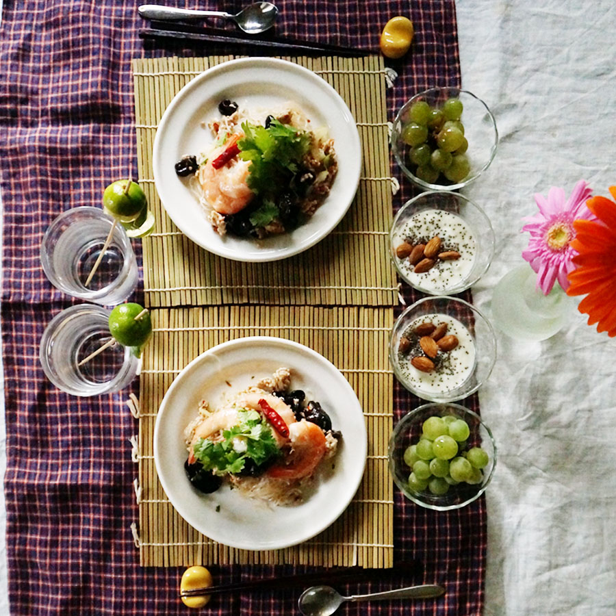 朝ごはん = ヤムウンセン（春雨サラダ　タイ料理）、ヨーグルト　アーモンド　チアシードトッピング、ナイアガラ　グレープ、へべすウォーター　「1食分の1日必要量に対するグラフを表示」→　・カロリー　・三大栄養素　・PFCバランス　・ビタミン　・ミネラル