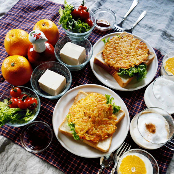 朝ごはん = ロスティ　トースト、冷ややっこ、グリーンサラダ、ヨーグルト　はっさくトッピング、豆乳カプチーノ　「1食分の1日必要量に対するグラフを表示」→　・カロリー　・三大栄養素　・PFCバランス　・ビタミン　・ミネラル　・アミノ酸グラフ