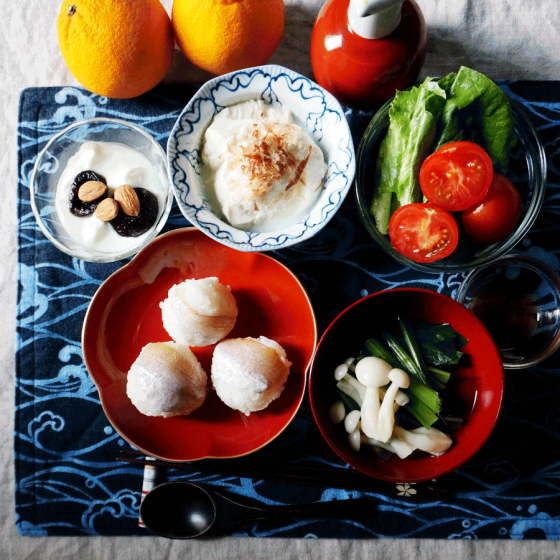 朝ごはん = 小鯛てまり寿司、よせ豆腐、小松菜、白しめじ　すまし汁、グリーンサラダ、ヨーグルト　プルーン　アーモンド　トッピング　「1食分の1日必要量に対するグラフを表示」→　・カロリー　・三大栄養素　・PFCバランス　・ビタミン　・ミネラル