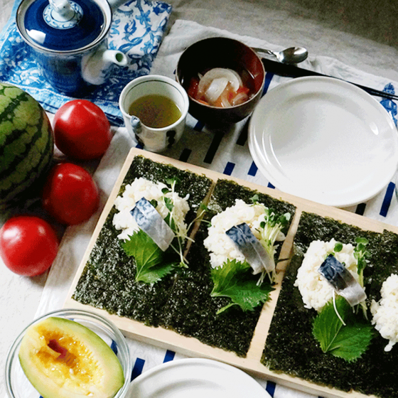 朝ごはん = しめさば手巻き寿司、にんじん　たまねぎ　おみそ汁、アンデスメロン、ヨーグルト　緑茶　「1食分の1日必要量に対するグラフを表示」→　・カロリー　・三大栄養素　・PFCバランス　・ビタミン　・ミネラル