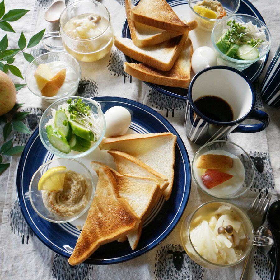 朝ごはん = フンムス、トースト、ゆで卵、大根　しめじ　スープ、グリーンサラダ、ヨーグルト　りんご　トッピング、コーヒー