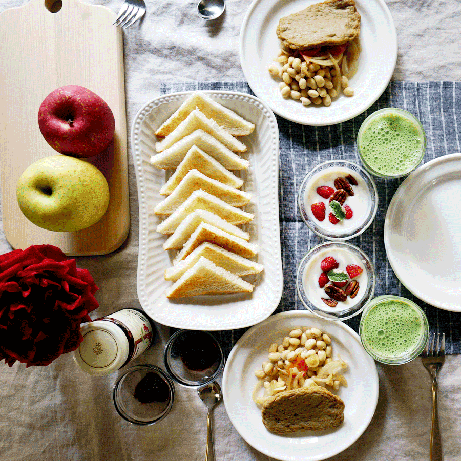 朝ごはん = トースト　チェリージャム、蒸し大豆、玉ねぎマリネ、じゃこ天、小松菜　豆乳　スムージー、ヨーグルト　いちご　ピーカンナッツ　トッピング　「1食分の1日必要量に対するグラフを表示」→　・カロリー　・三大栄養素　・PFCバランス　・ビタミン　・ミネラル