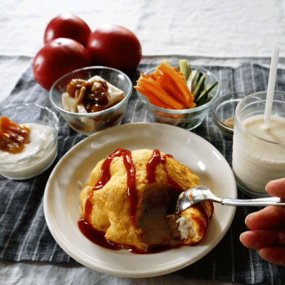 朝ごはん = オムライス、豆腐なめこ、ニンジンきゅうり　サラダ、ヨーグルト　ドライマンゴートッピング　豆乳「1食分の1日必要量に対するグラフを表示」→　・カロリー　・三大栄養素　・PFCバランス　・ビタミン　・ミネラル