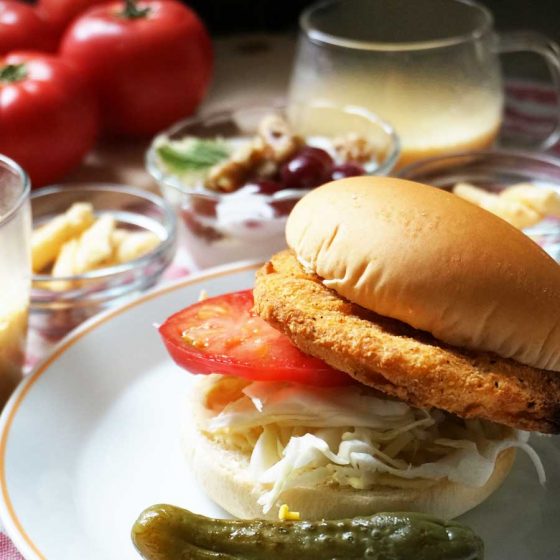 朝ごはん = チキンカツ　バーガー、さつまいもスープ、ヨーグルト
