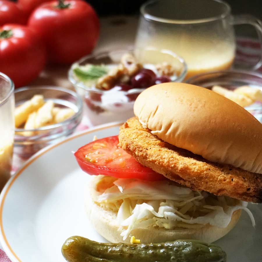 朝ごはん = チキンカツ　バーガー、さつまいもスープ、ヨーグルト