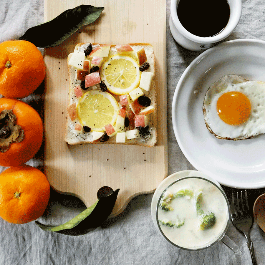 朝ごはん = アップル　レモン　オープンサンドイッチ、ブロッコリー　チーズ　スープ、目玉焼き、コーヒー　「1食分の1日必要量に対するグラフを表示」→　・カロリー　・三大栄養素　・PFCバランス　・ビタミン　・ミネラル　・アミノ酸グラフ