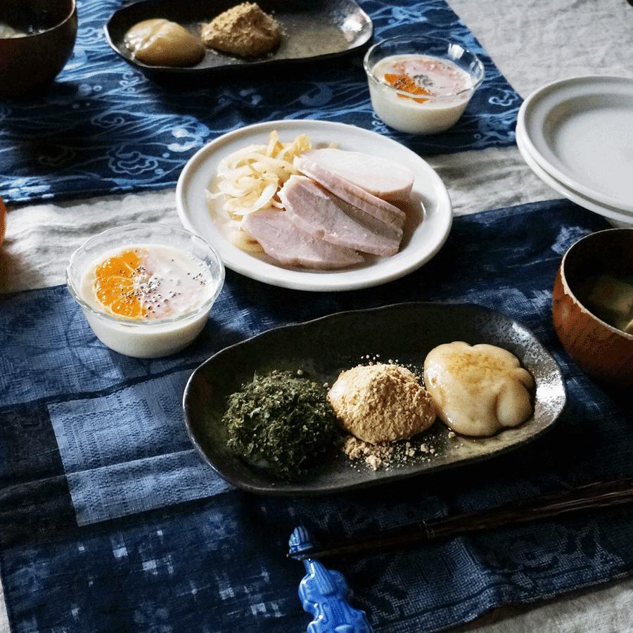 朝ごはん = おもち3種類（青のり、きな粉、砂糖醤油）玉ねぎ炒め、もやし　おみそ汁、ヨーグルト　みかん、チアシードトッピング　「1食分の1日必要量に対するグラフを表示」→　・カロリー　・三大栄養素　・PFCバランス　・ビタミン　・ミネラル　・アミノ酸グラフ