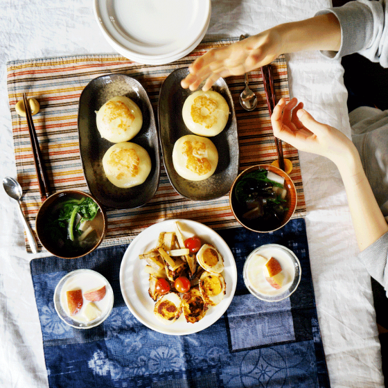 朝ごはん = 高菜　おやき、トマト　ヤーコン　ゆで卵炒め、　れんこん　春菊　おみそ汁　ヨーグルト　りんご　トッピング　「1食分の1日必要量に対するグラフを表示」→　・カロリー　・三大栄養素　・PFCバランス　・ビタミン　・ミネラル　・アミノ酸グラフ