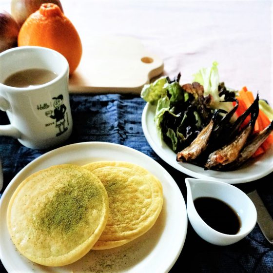 朝ごはん = グルテンフリー　米粉パンケーキ　抹茶スプリンクル、メープルシロップと、グリーンサラダ、めざし、カフェオーレ「1食分の1日必要量に対するグラフを表示」→　・カロリー　・三大栄養素　・PFCバランス　・ビタミン　・ミネラル　・アミノ酸グラフ