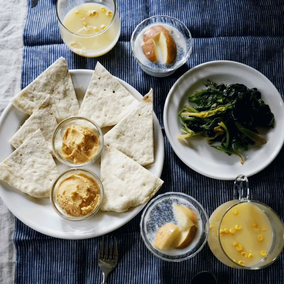 朝ごはん = フンムス、フラット・ブレッド、ほうれん草炒め、コーンスープ、ヨーグルト　りんご　チアシード　トッピング　「1食分の1日必要量に対するグラフを表示」→　・カロリー　・三大栄養素　・PFCバランス　・ビタミン　・ミネラル　・アミノ酸グラフ