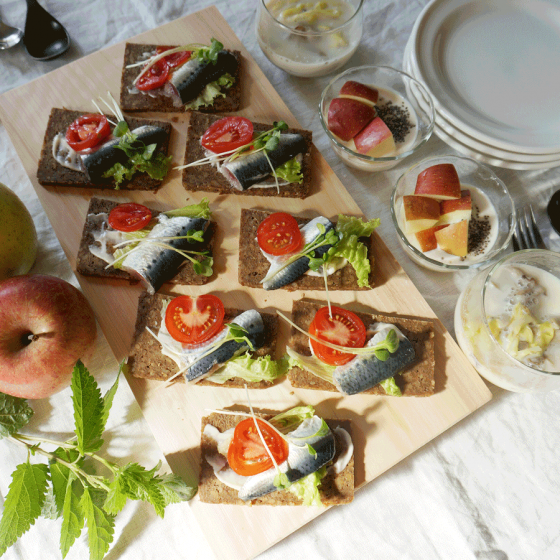 朝ごはん = いわしマリネ　パンパーニッケル　スモーブロー、ブロコリー　エリンギ　豆乳スープ、ヨーグルト　りんご　チアシード　トッピング「1食分の1日必要量に対するグラフを表示」→　・カロリー　・三大栄養素　・PFCバランス　・ビタミン　・ミネラル　・アミノ酸グラフ