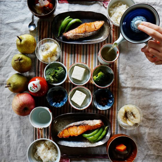 朝ごはん = 焼き鮭　スナップえんどう、ごはん、根菜こんにゃく　おみそ汁、ブロッコリー、豆腐、ヨーグルト　なし　トッピング「1食分の1日必要量に対するグラフを表示」→　・カロリー　・三大栄養素　・PFCバランス　・ビタミン　・ミネラル　・アミノ酸グラフ