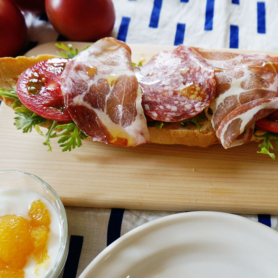 朝ごはん = コッパ　サラミ　プロシュートート　サンドイッチ、ヨーグルト　あまなつ　トッピング「1食分の1日必要量に対するグラフを表示」→　・カロリー　・三大栄養素　・PFCバランス　・ビタミン　・ミネラル　・アミノ酸グラフ