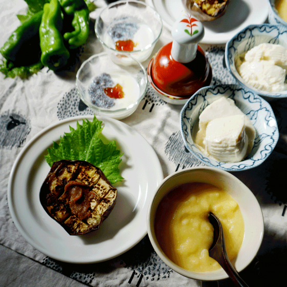 朝ごはん = サザンスタイル　コーングリッツ、加茂なす田楽、よせ豆腐、豆乳ヨーグルト　チアシード　アプリコットジャム　トッピング「1食分の1日必要量に対するグラフを表示」→　・カロリー　・三大栄養素　・PFCバランス　・ビタミン　・ミネラル　・アミノ酸グラフ