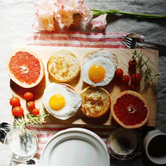 朝ごはん = イングリッシュ　マフィン、目玉焼き、ミニトマト、グレープフルーツ、ヨーグルト　チアシード　トッピング　「1食分の1日必要量に対するグラフを表示」→　・カロリー　・三大栄養素　・PFCバランス　・ビタミン　・ミネラル　・アミノ酸グラフ