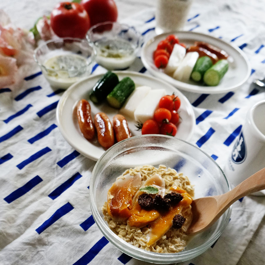 朝ごはん =チルドオーツ　ドライマンゴー、ドライ　ゴールデンベリー　トッピング、ウィンナー、サラダ、ヨーグルト　チアシード　トッピング、コーヒー