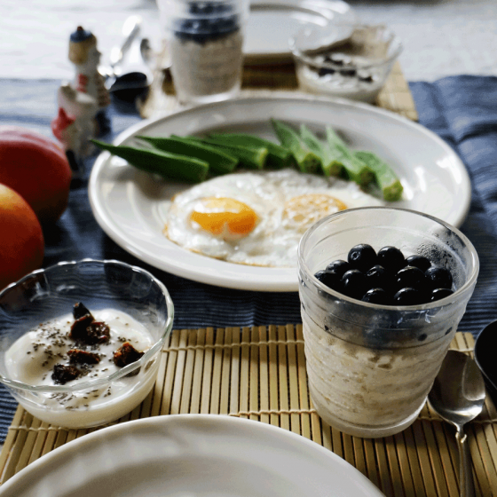 朝ごはん = ブルーベリー　チルドオーツ、目玉焼き、オクラ、ヨーグルト　ドライ　ゴールデンベリー　トッピング　「1食分の1日必要量に対するグラフを表示」→　・カロリー　・三大栄養素　・PFCバランス　・ビタミン　・ミネラル　・アミノ酸グラフ