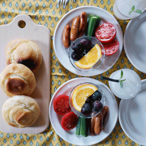 朝ごはん = 塩バターロール、ウィンナー、オクラ　トマト、ヨーグルト　オレンジ　ぶどう（巨峰）トッピング、カルピスソーダ　「1食分の1日必要量に対するグラフを表示」→　・カロリー　・三大栄養素　・PFCバランス　・ビタミン　・ミネラル　・アミノ酸グラフ