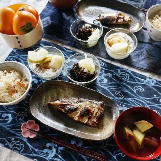 朝ごはん = かにめし、焼き魚（さば）、さつまいも　おみそ汁、ひじき　オニオン、ヨーグルト　なし　チアシード　トッピング　「1食分の1日必要量に対するグラフを表示」→　・カロリー　・三大栄養素　・PFCバランス　・ビタミン　・ミネラル　・アミノ酸グラフ