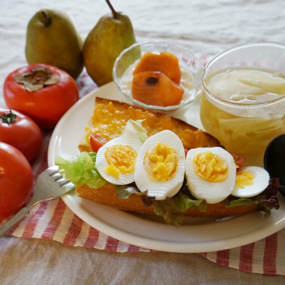 朝ごはん = たまご　メルト　チェダーチーズ　サンドイッチ、キャベツ　スープ、ヨーグルト　かきトッピング　「1食分の1日必要量に対するグラフを表示」→　・カロリー　・三大栄養素　・PFCバランス　・ビタミン　・ミネラル　・アミノ酸グラフ