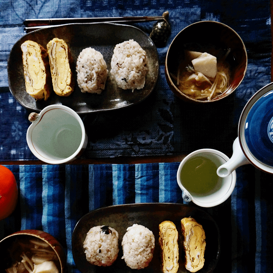 朝ごはん = 16穀米おにぎり、卵焼き、小芋　えのき　おみそ汁、緑茶　「1食分の1日必要量に対するグラフを表示」→　・カロリー　・三大栄養素　・PFCバランス　・ビタミン　・ミネラル　・アミノ酸グラフ