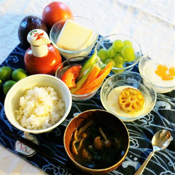 朝ごはん = れんこんたまご、胚芽米　ごはん、わかめ　なめこ　おみそ汁、野菜サラダ、冷ややっこ、ナイアガラグレープ、ヨーグルト　オレンジグミトッピング　「1食分の1日必要量に対するグラフを表示」→　・カロリー　・三大栄養素　・PFCバランス　・ビタミン　・ミネラル　・アミノ酸グラフ