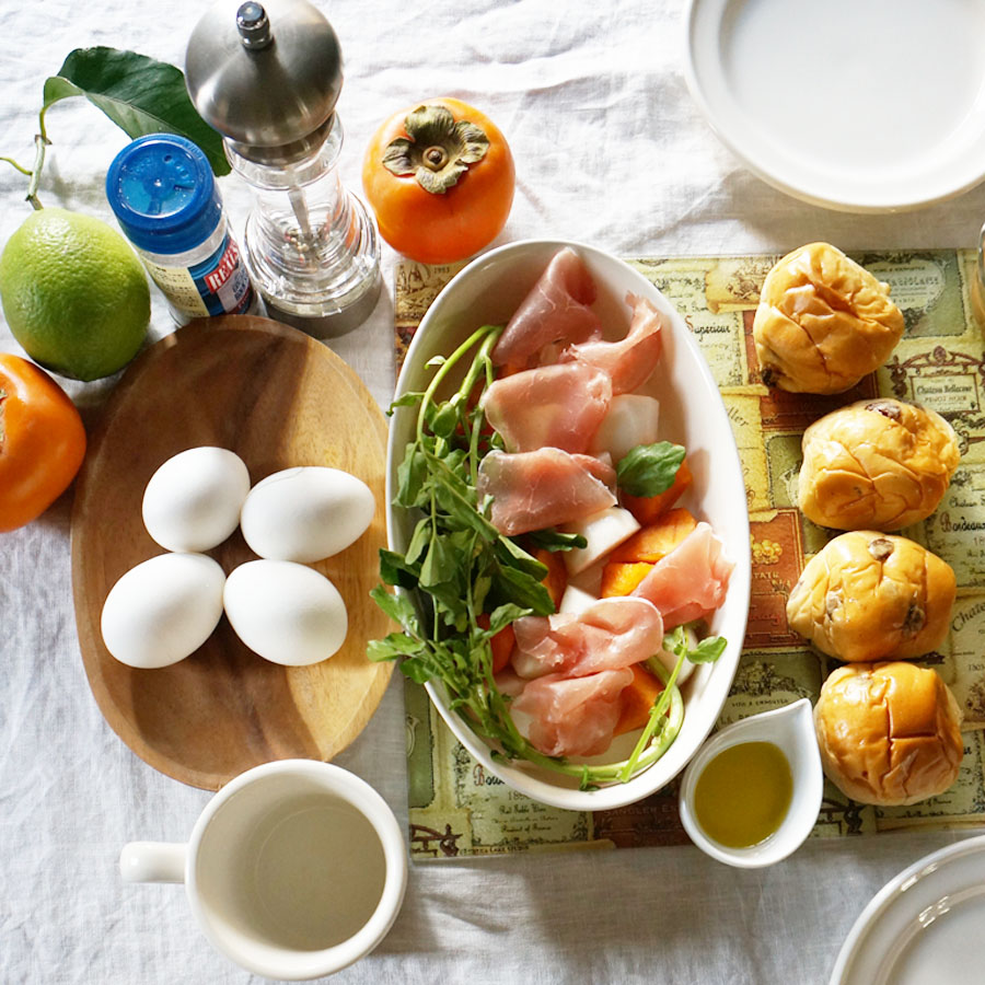 朝ごはん = かぶ　かき　プロシュートサラダ、レーズンロールパン、ゆでたまご　「1食分の1日必要量に対するグラフを表示」→　・カロリー　・三大栄養素　・PFCバランス　・ビタミン　・ミネラル　・アミノ酸グラフ