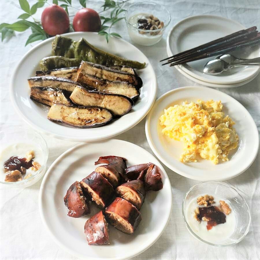 朝ごはん = いかめし、なすグリル、クリーミー　スクランブルエッグ、ヨーグルト　いちごジャム　くるみ　トッピング　「1食分の1日必要量に対するグラフを表示」→　・カロリー　・三大栄養素　・PFCバランス　・ビタミン　・ミネラル　・アミノ酸グラフ