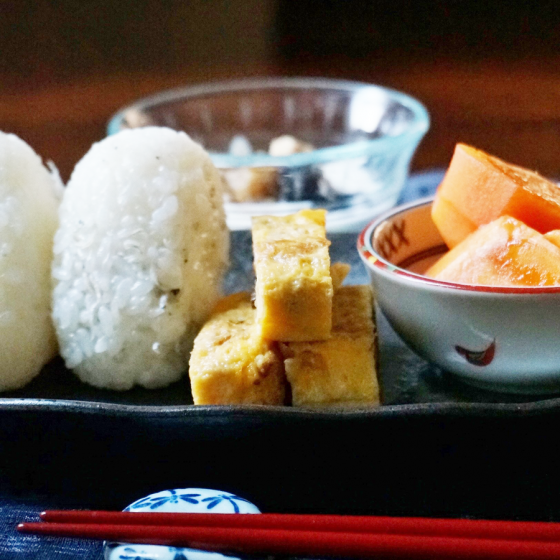 朝ごはん = ちりめんじゃこ　おにぎり、塩昆布たまご焼き、おみそ汁、かき、ヨーグルト　くるみ　ブルーベリージャム　トッピング「1食分の1日必要量に対するグラフを表示」→　・カロリー　・三大栄養素　・PFCバランス　・ビタミン　・ミネラル　・アミノ酸グラフ