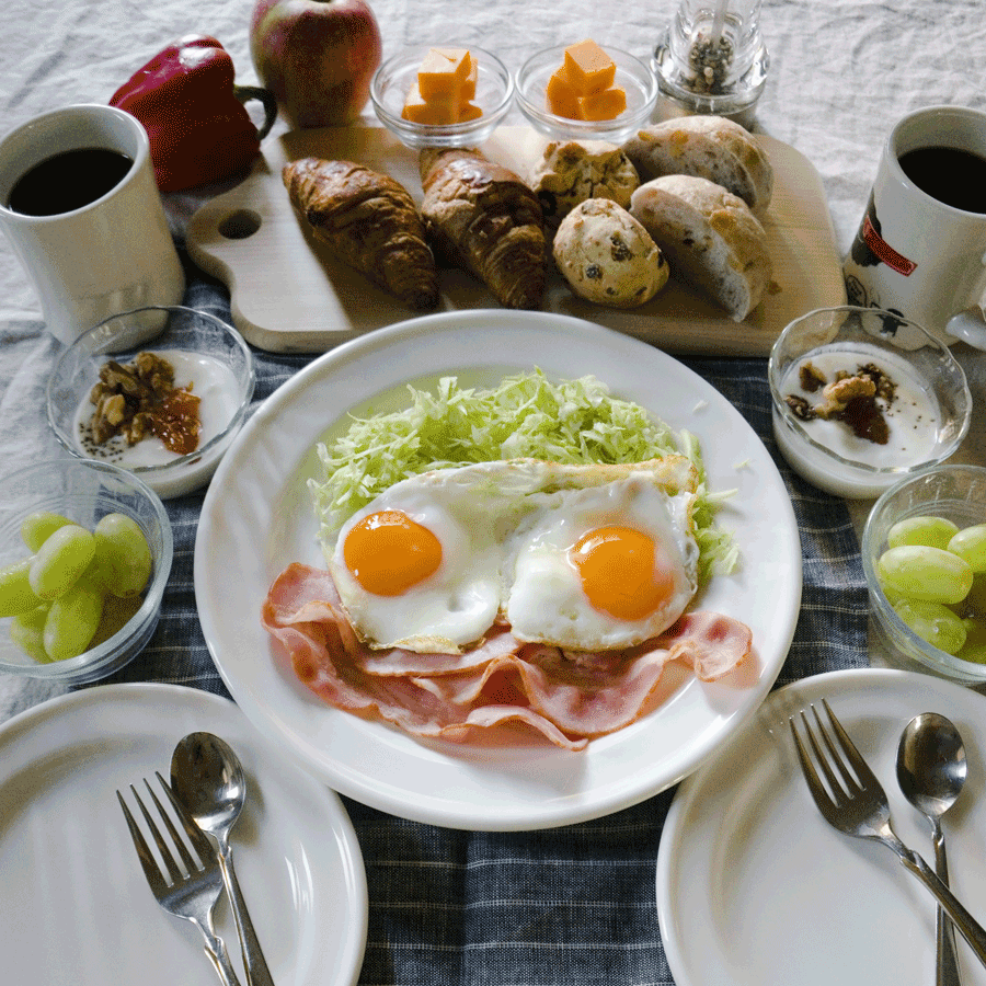 朝ごはん = ベーコンエッグ、キャベツ、クロワッサン、くるみロール、チェダーチーズ、マスカット、ヨーグルト　くるみ　クランベリー　トッピング「1食分の1日必要量に対するグラフを表示」→　・カロリー　・三大栄養素　・PFCバランス　・ビタミン　・ミネラル　・アミノ酸グラフ