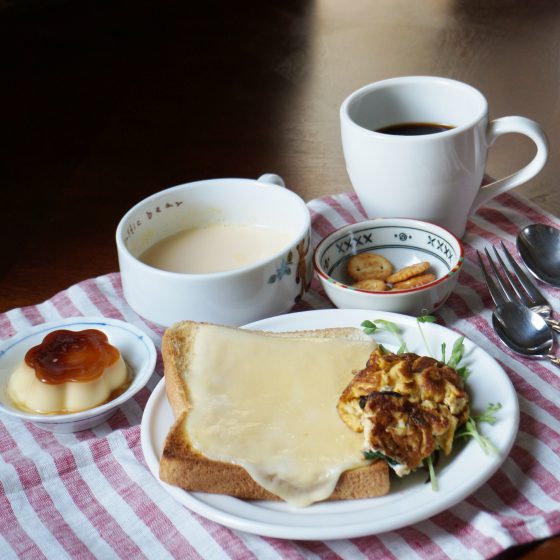 朝ごはん = コルビー・ジャックチーズ　トースト、スクランブルエッグ、キャロットクリームスープ、プリン、コーヒー　「1食分の1日必要量に対するグラフを表示」→　・カロリー　・三大栄養素　・PFCバランス　・ビタミン　・ミネラル　含有量グラフ