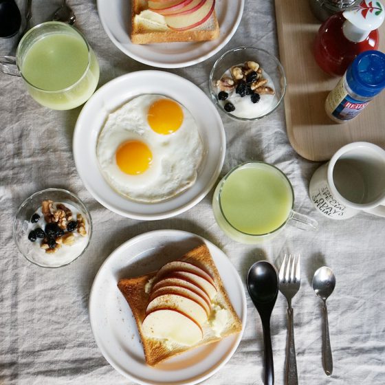 朝ごはん = アップル　クリームチーズ　オープンサンドイッチ、アボカドスープ、目玉焼き、ヨーグルト　くるみ　ドライブルーベリー　トッピング、コーヒー