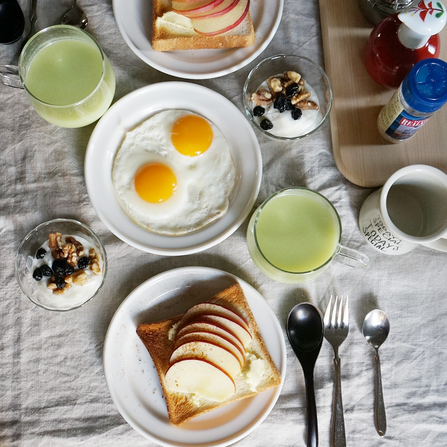 朝ごはん = アップル　クリームチーズ　オープンサンドイッチ、アボカドスープ、目玉焼き、ヨーグルト　くるみ　ドライブルーベリー　トッピング、コーヒー