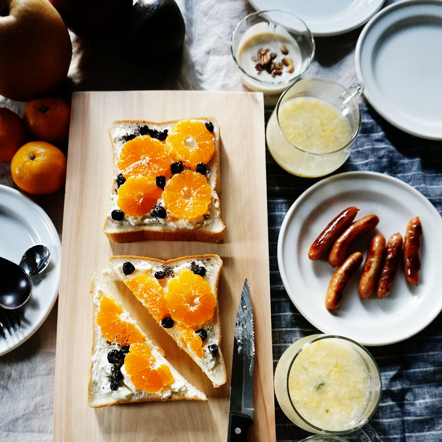 朝ごはん = みかん　ブルーベリー　オープンサンドイッチ、たまごスープ、ウィンナー、ヨーグルト　ミックスナッツ　トッピンング　「1食分の1日必要量に対するグラフを表示」→　・カロリー　・三大栄養素　・PFCバランス　・ビタミン　・ミネラル　・アミノ酸グラフ