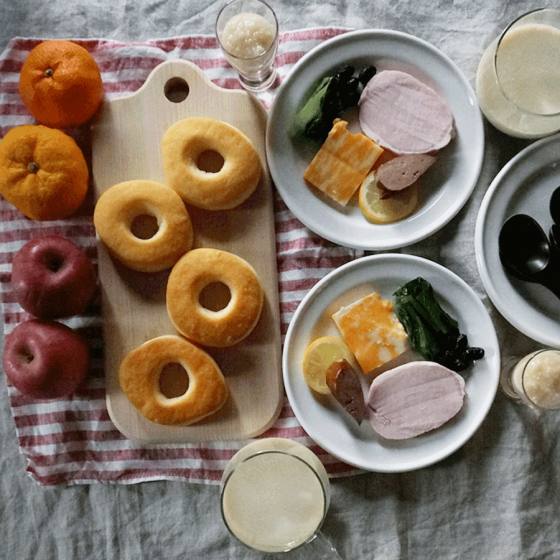 朝ごはん = ビスケット、ハム、スモーク　ポークレバー、ほうれん草、チーズ（コルビージャック）、クラムチャウダー、甘酒「1食分の1日必要量に対するグラフを表示」→　・カロリー　・三大栄養素　・PFCバランス　・ビタミン　・ミネラル　・アミノ酸グラフ