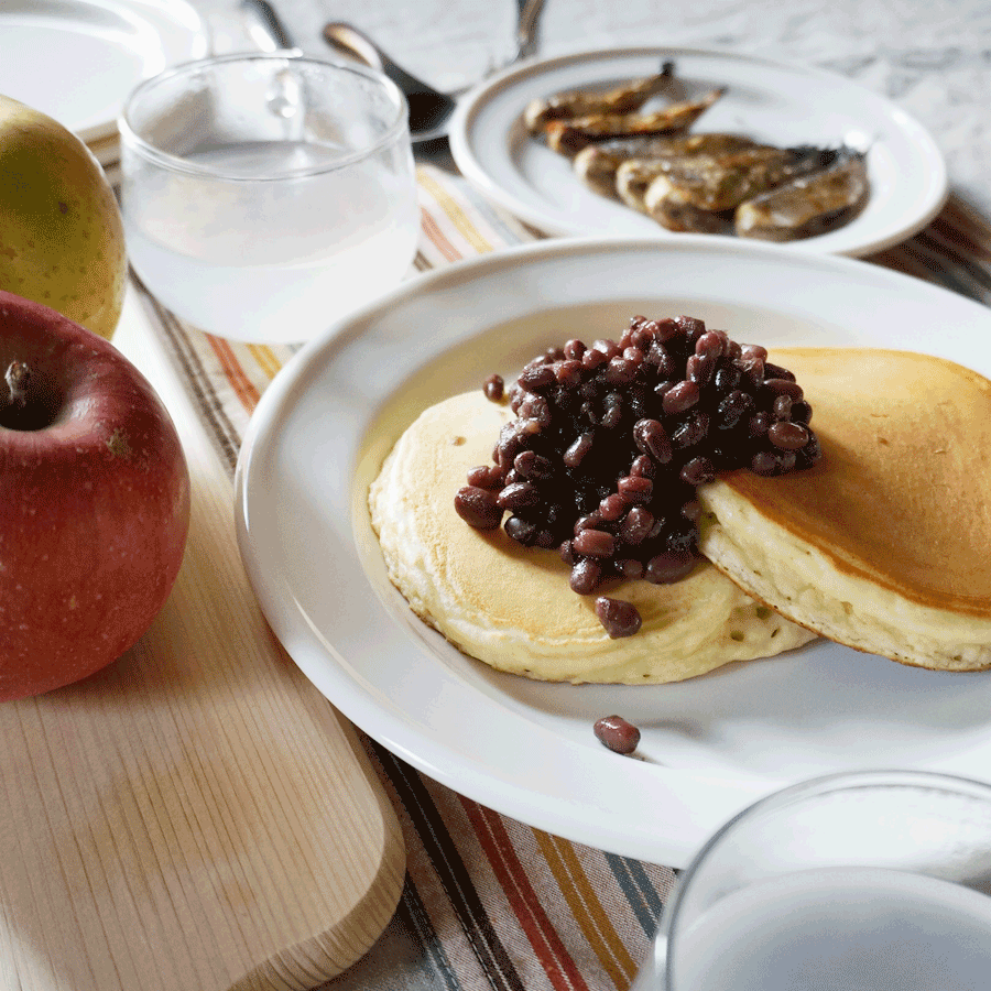 朝ごはん = 酒かすパンケーキ　小豆トッピング、葛湯、めざし「1食分の1日必要量に対するグラフを表示」→　・カロリー　・三大栄養素　・PFCバランス　・ビタミン　・ミネラル　・アミノ酸グラフ