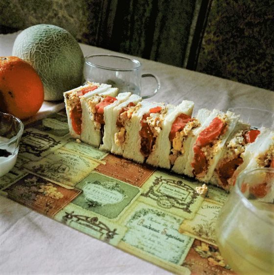 朝ごはん = たまご　トマト　サンドイッチ、れんこんスープ、ヨーグルト　チェリージャム　トッピング「1食分の1日必要量に対するグラフを表示」→　・カロリー　・三大栄養素　・PFCバランス　・ビタミン　・ミネラル　・アミノ酸グラフ