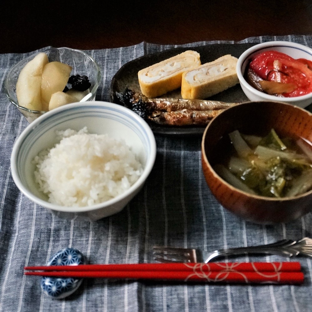 朝ごはん = ししゃも、たまご焼き、ごはん、トマトサラダ、大根　おみそ汁、ヨーグルト　ラフランス　コアントロー浸けレーズン　トッピング　「1食分の1日必要量に対するグラフを表示」→　・カロリー　・三大栄養素　・PFCバランス　・ビタミン　・ミネラル　・アミノ酸グラフ