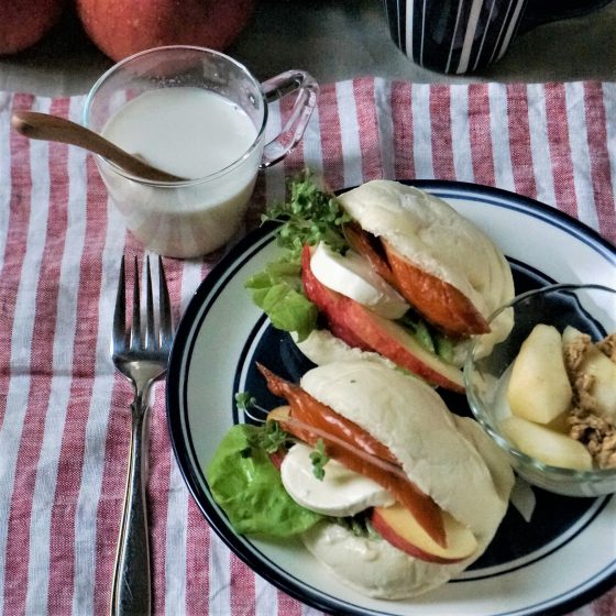 朝ごはん = ソフトホワイトロール　合鴨スモーク　アップル　サンドイッチ、ブロッコリースープ、ヨーグルト　ラフランス　グラノーラ　トッピング　「1食分の1日必要量に対するグラフを表示」→　・カロリー　・三大栄養素　・PFCバランス　・ビタミン　・ミネラル　・アミノ酸グラフ