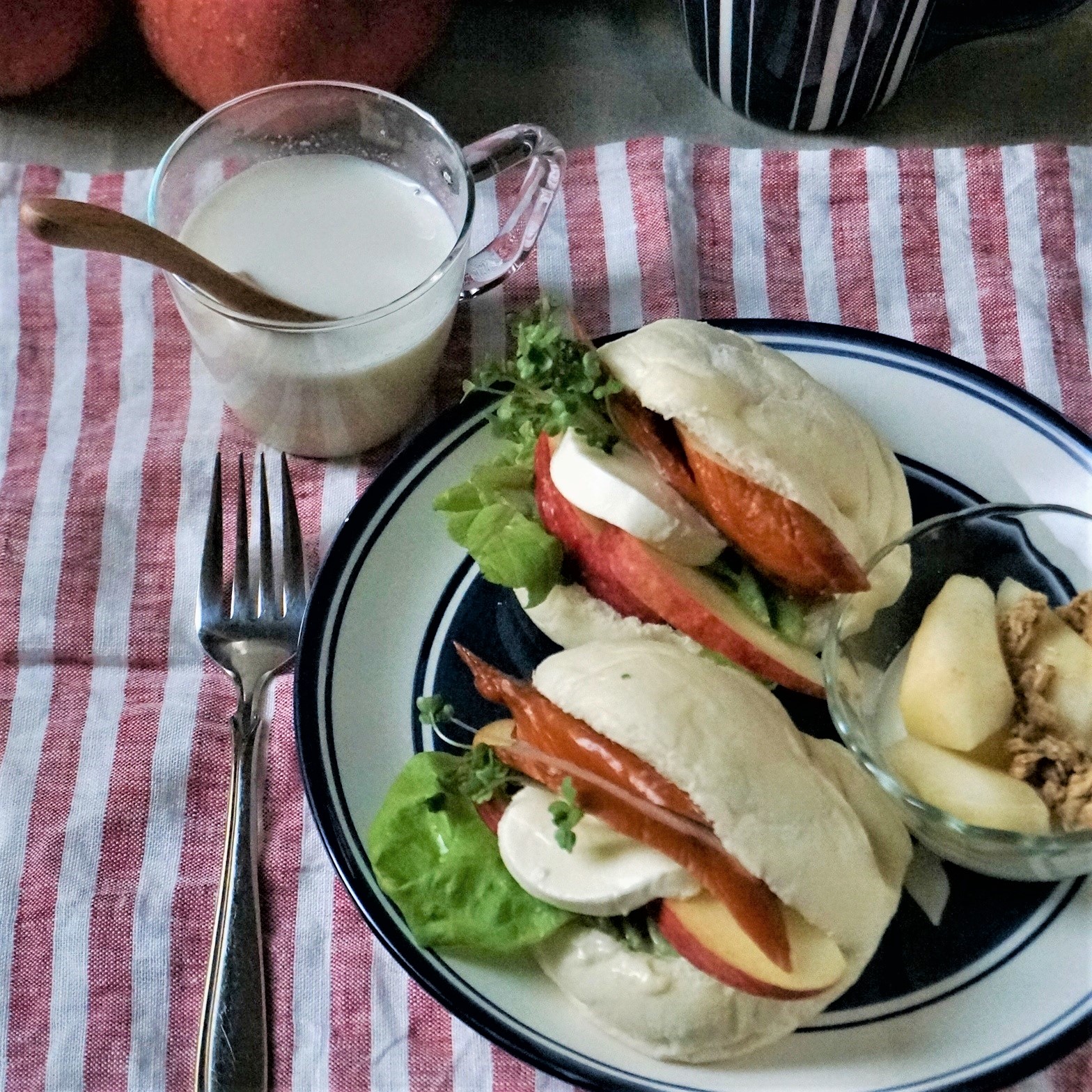 朝ごはん = ソフトホワイトロール　合鴨スモーク　アップル　サンドイッチ、ブロッコリースープ、ヨーグルト　ラフランス　グラノーラ　トッピング　「1食分の1日必要量に対するグラフを表示」→　・カロリー　・三大栄養素　・PFCバランス　・ビタミン　・ミネラル　・アミノ酸グラフ