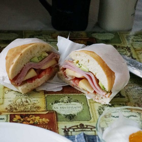 朝ごはん = ハム　アップル　アボカド　トマト　　サンドイッチ、オニオンスープ、ヨーグルト　マーマレード　トッピング　「1食分の1日必要量に対するグラフを表示」→　・カロリー　・三大栄養素　・PFCバランス　・ビタミン　・ミネラル　・アミノ酸グラフ