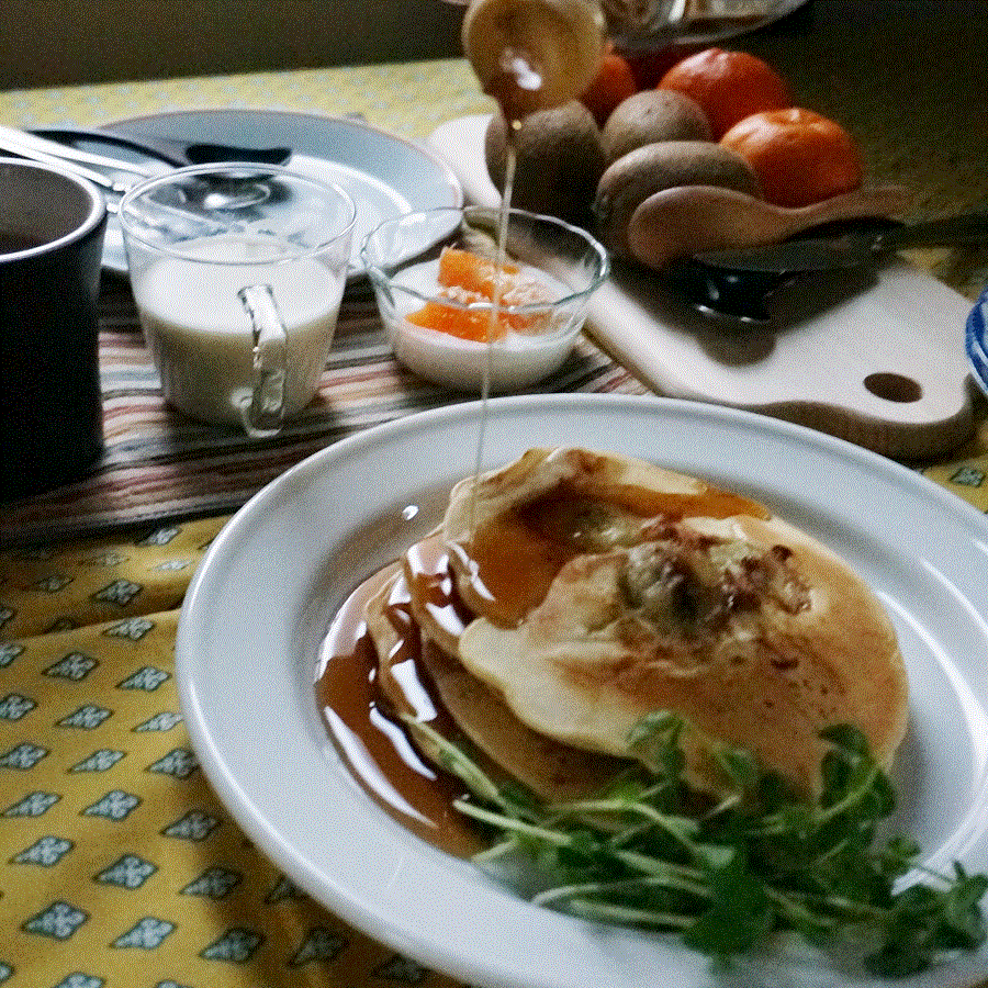 朝ごはん = バナナパンケーキ、アップル　セロリ　ポタージュスープ、ヨーグルト　みかんトッピング、コーヒー　「1食分の1日必要量に対するグラフを表示」→　・カロリー　・三大栄養素　・PFCバランス　・ビタミン　・ミネラル　含有量グラフ