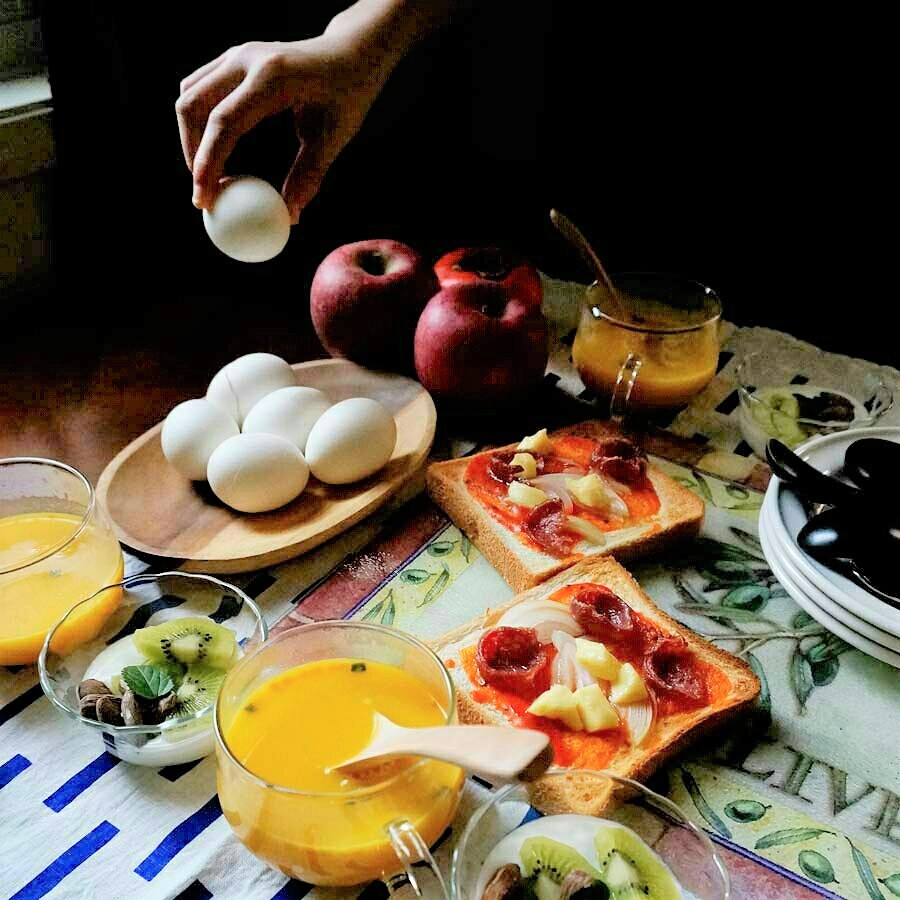 朝ごはん = ペパロニ　ピザトースト、かぼちゃスープ、ヨーグルト　キウィ　アーモンド　トッピング「1食分の1日必要量に対するグラフを表示」→　・カロリー　・三大栄養素　・PFCバランス　・ビタミン　・ミネラル　・アミノ酸グラフ