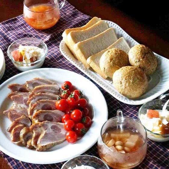 朝ごはん = 焼き豚スライス　ミニトマト、大豆　ミネストローネ、ライ麦パン　食パン，ヨーグルト　りんご　ココナッツチップ　トッピング「1食分の1日必要量に対するグラフを表示」→　・カロリー　・三大栄養素　・PFCバランス　・ビタミン　・ミネラル　・アミノ酸グラフ