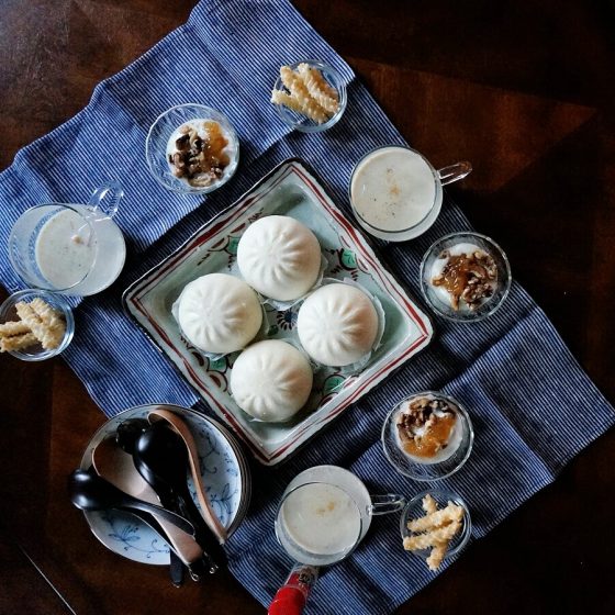 朝ごはん = 肉まん、ポテトポタージュスープ　ひねり揚げトッピング、ヨーグルト　くるみ、いちじくジャムトッピング「1食分の1日必要量に対するグラフを表示」→　・カロリー　・三大栄養素　・PFCバランス　・ビタミン　・ミネラル　・アミノ酸グラフ