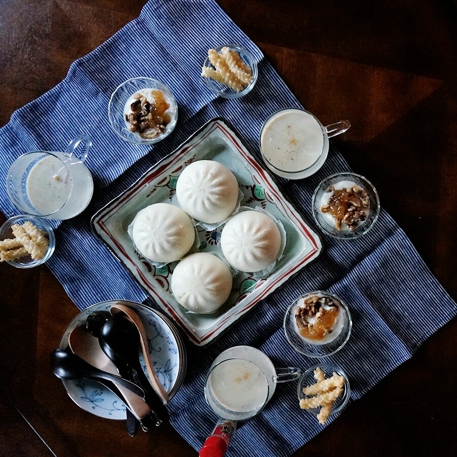 朝ごはん = 肉まん、ポテトポタージュスープ　ひねり揚げトッピング、ヨーグルト　くるみ、いちじくジャムトッピング「1食分の1日必要量に対するグラフを表示」→　・カロリー　・三大栄養素　・PFCバランス　・ビタミン　・ミネラル　・アミノ酸グラフ