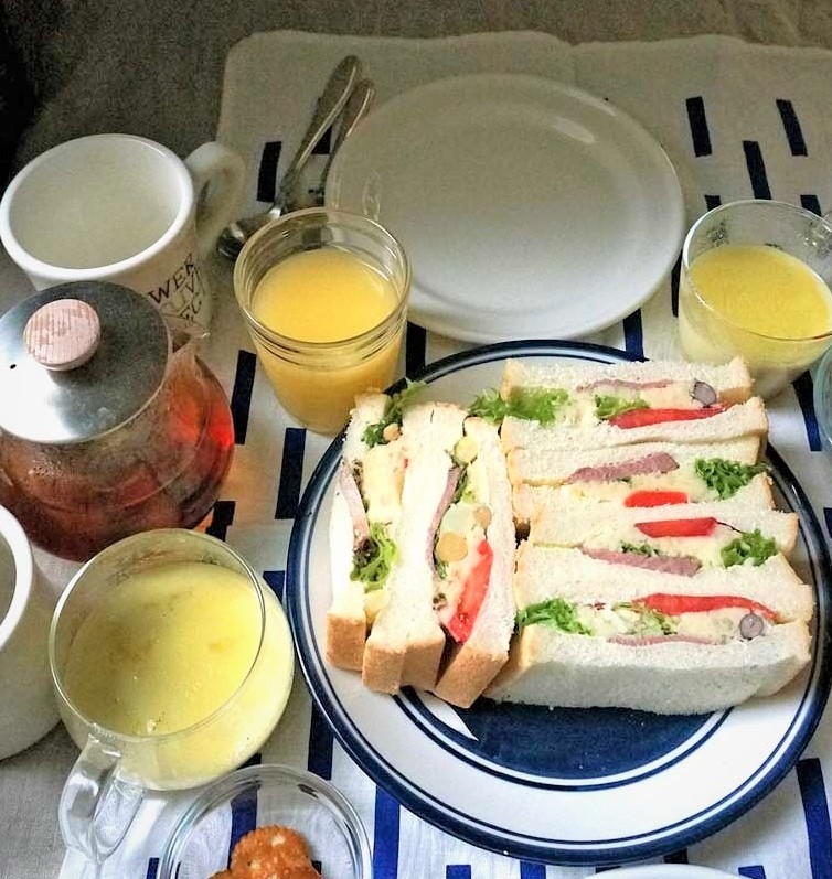 朝ごはん = 合鴨スモーク　レモンポテトサラダ　サンドイッチ、かぼちゃ　たまねぎクリームスープ　クラッカー　トッピング、マンゴーヨーグルトドリンク、紅茶「1食分の1日必要量に対するグラフを表示」→　・カロリー　・三大栄養素　・PFCバランス　・ビタミン　・ミネラル　・アミノ酸グラフ